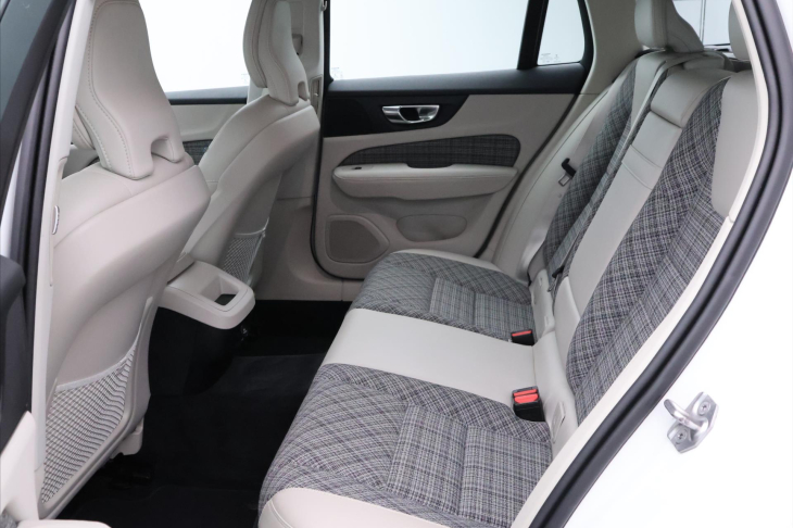 Volvo V60 2,0 D3 110kW Drive-E Momentum CZ
