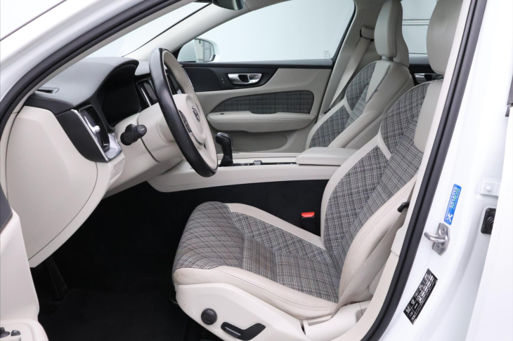 Volvo V60 2,0 D3 110kW Drive-E Momentum CZ