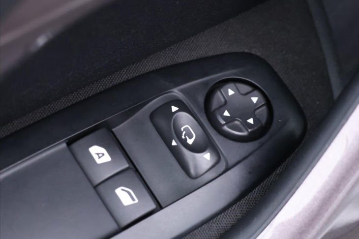 Peugeot 2008 1,2 PT 81kW Aut.klima CZ