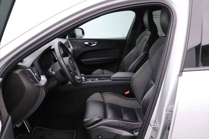 Volvo XC60 2.0 B4 145kW R-Design CZ Aut.