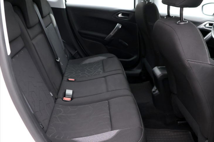 Peugeot 2008 1,2 PureTech 61kW Allure CZ