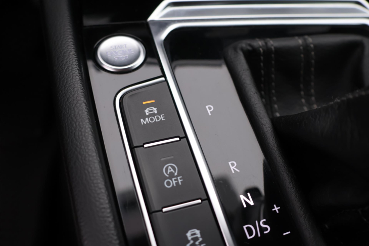 Volkswagen Passat 2,0 TDI 140kW DSG R-line CZ
