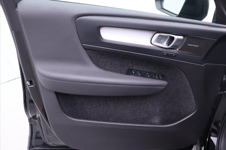 Volvo XC40 2,0 B4 145kW DCT Plus Dark CZ