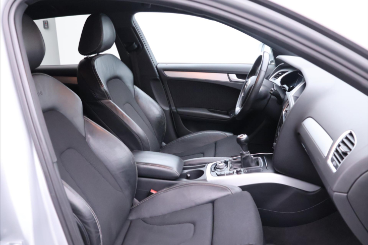 Audi A4 2,0 TDI 105kW S-line Navi Xenon