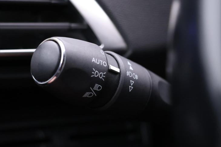 Peugeot 5008 1,5 HDI 96kW Allure CZ 7-Míst