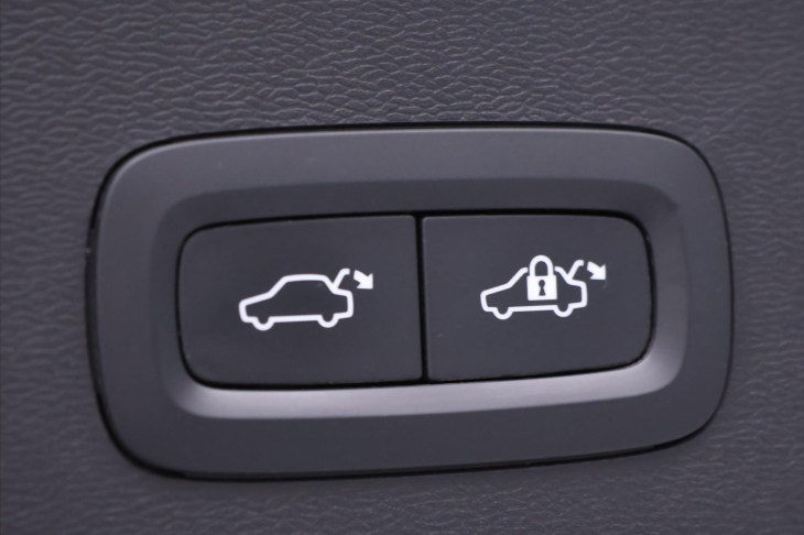 Volvo XC40 2,0 T4 Drive-E Momentum AWD CZ