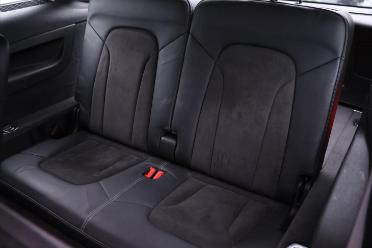 Audi Q7 3,0 TDI 180kW S-LINE CZ 7 Míst