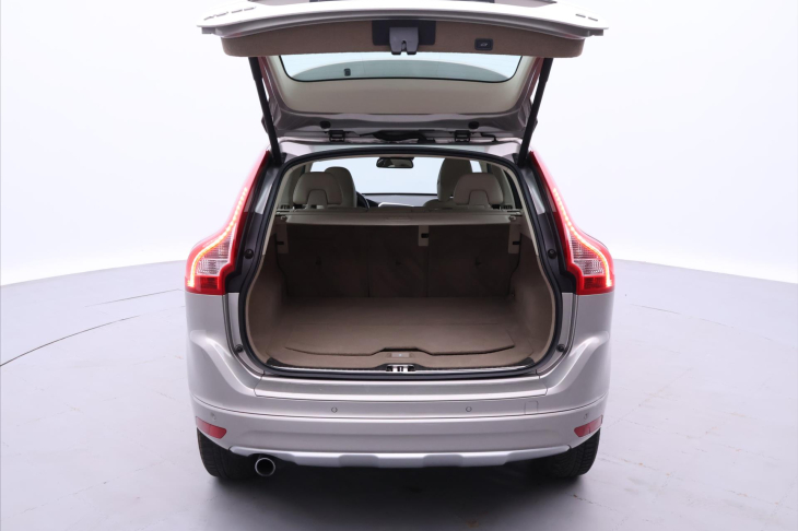 Volvo XC60 2,0 D3 100kW Summum Serv.Kniha
