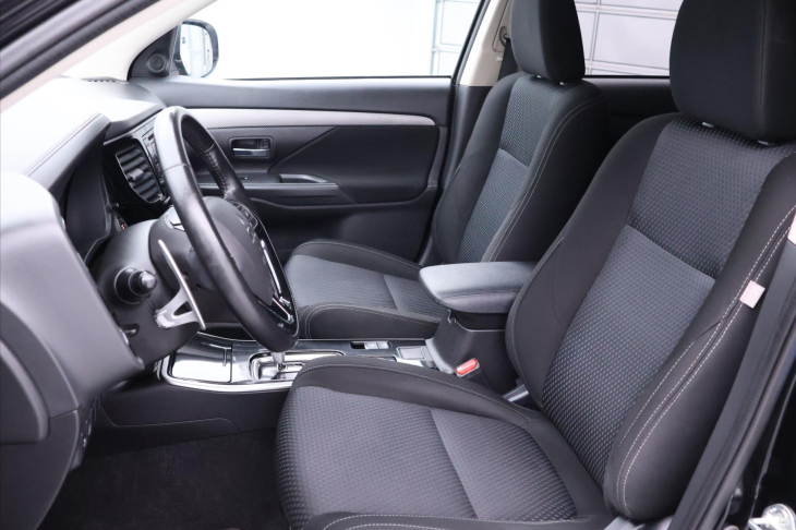 Mitsubishi Outlander 2,3 DI-D 110kW 4WD CZ Instyle