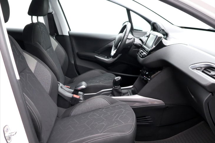 Peugeot 2008 1,2 PureTech 61kW Allure CZ