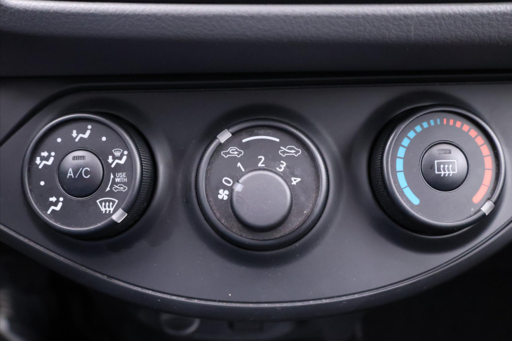 Toyota Yaris 1,0 VVT-i 51kW Entry Serv. kniha