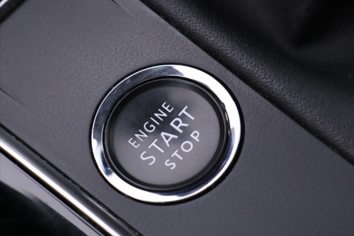 Peugeot 5008 1,2 PT 96kW CZ Allure 7-Míst