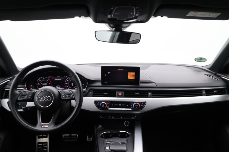 Audi A4 2,0 TDI 110kW Aut. S-line CZ