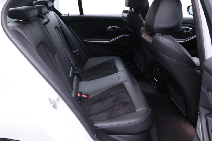 BMW Řada 3 2.0 330i 190kW M-Sport CZ DPH