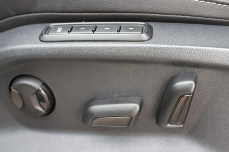 Volkswagen Tiguan 2,0 TDI DSG 4x4 CZ DPH R-Line