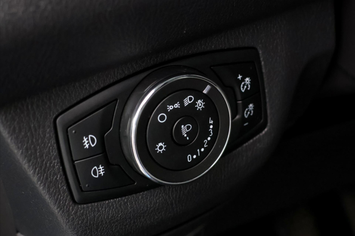 Ford Tourneo Courier 1,0 EB 74kW CZ  Titanium 1.Maj