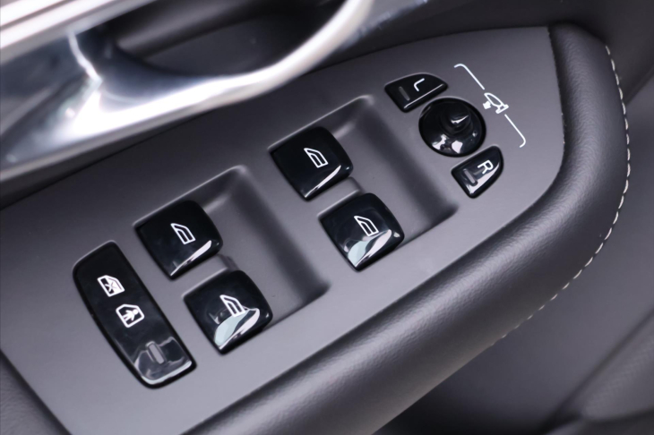 Volvo XC90 2,0 B5 AWD Ultimate Dark 7-Míst