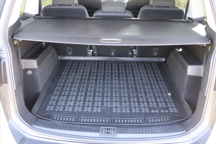 Volkswagen Touran 2,0 TDI 110kW DSG LED 1.Maj.
