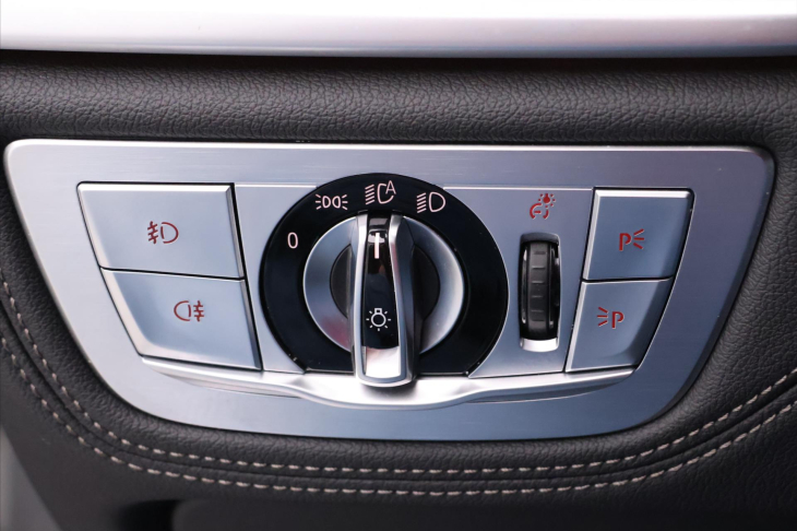 BMW Řada 7 4,4 750i 330kW xDrive DPH