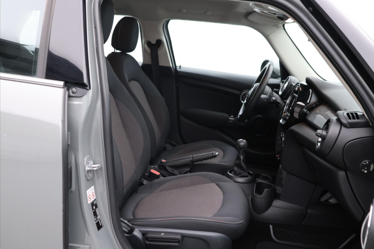 Mini Cooper 1,5 100 kW 1.Maj. Aut.klima