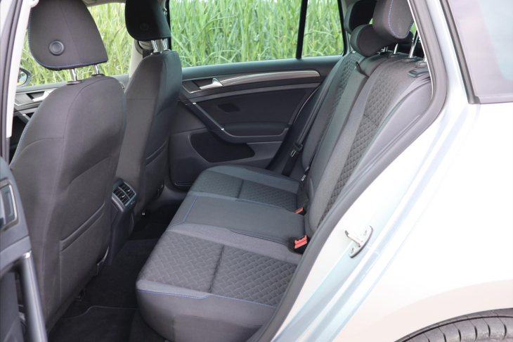 Volkswagen Golf 2.0 TDI 110kW DSG LED Join Tažné