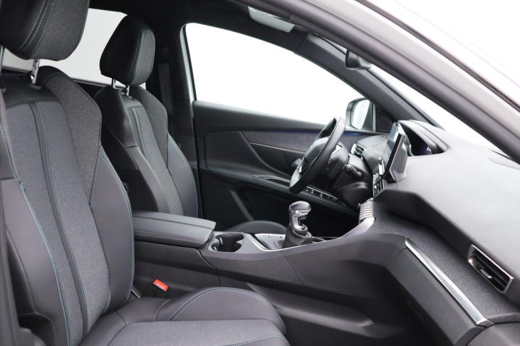 Peugeot 5008 1,2 PT 96kW Allure 7-Míst CZ