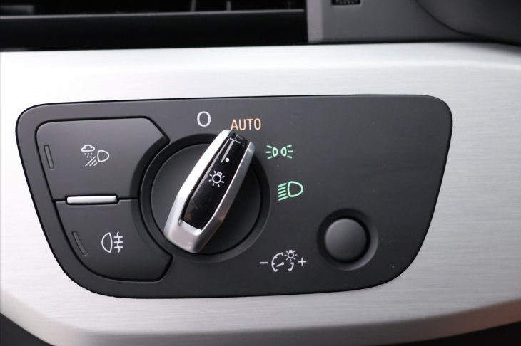 Audi A4 2,0 TDI 110kW Aut. S-line CZ