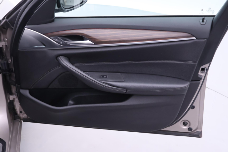 BMW Řada 5 2,0 520d xDrive 140kW