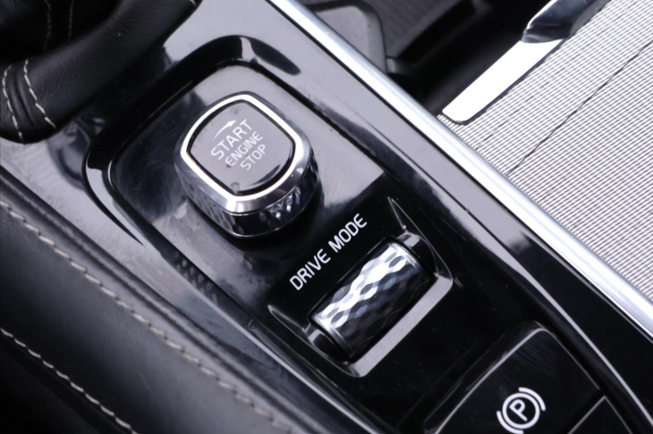 Volvo XC90 2,0 D5 Aut. AWD CZ R-Design