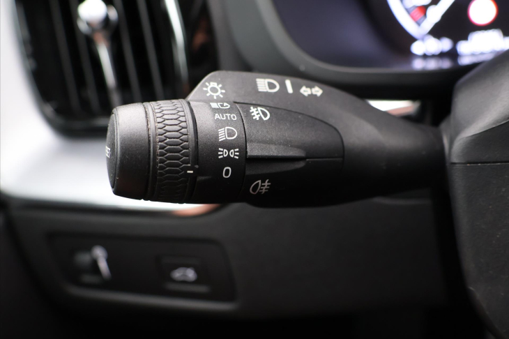 Volvo XC60 2,0 B4 145kW AWD Momentum CZ DPH