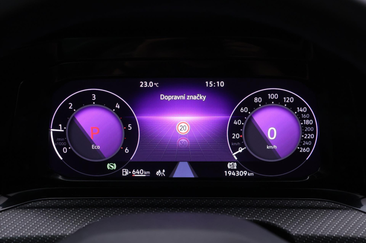 Volkswagen Golf 2,0 TDI R-line DSG Virtual DPH