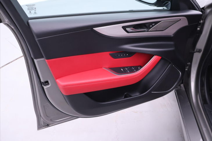 Jaguar XE 2,0 P300 221kW R-Dynamic DPH