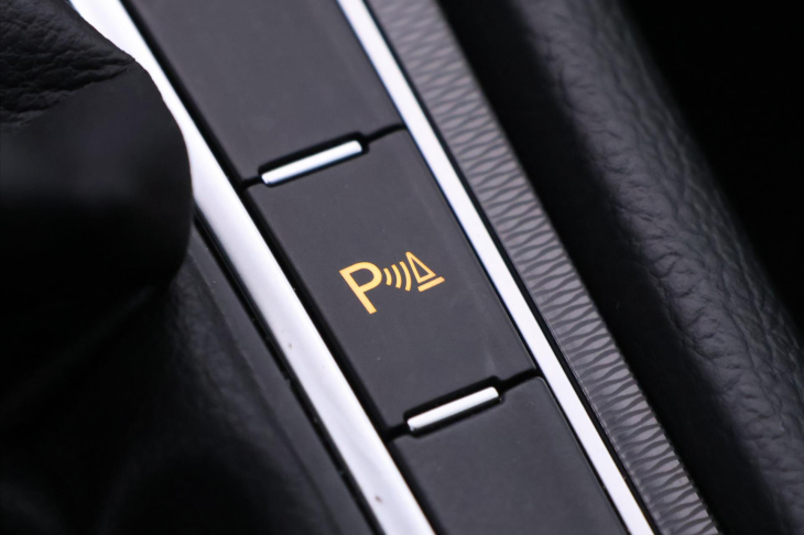 Volkswagen Golf 2,0 TDI 135kW DSG Serv.kniha