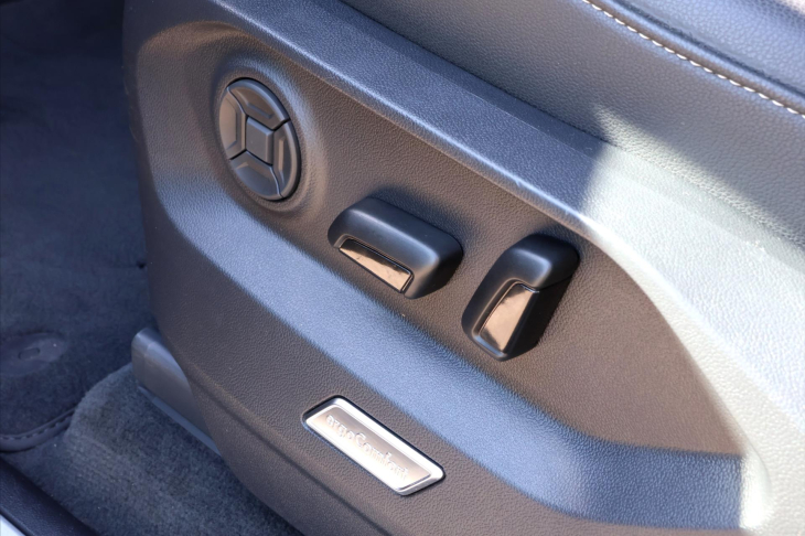 Volkswagen Touareg 3,0 TDI 210kW 4M LED DPH CZ