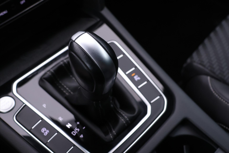 Volkswagen Passat 2,0 TDI 110kW DSG R-line 1.Maj