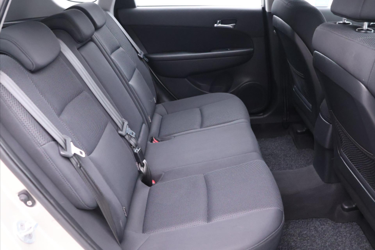 Hyundai i30 1,6 i 92kW CZ Klima STK 10/27