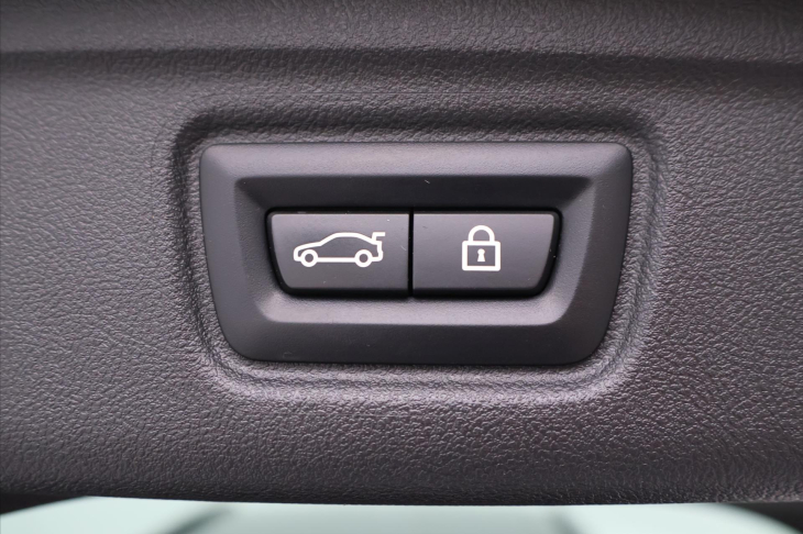 BMW Řada 3 2,0 330e xDrive M-Paket Laser