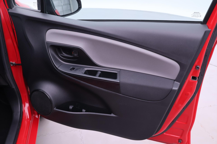 Toyota Yaris 1,0 VVT-i 51kW Entry Serv. kniha