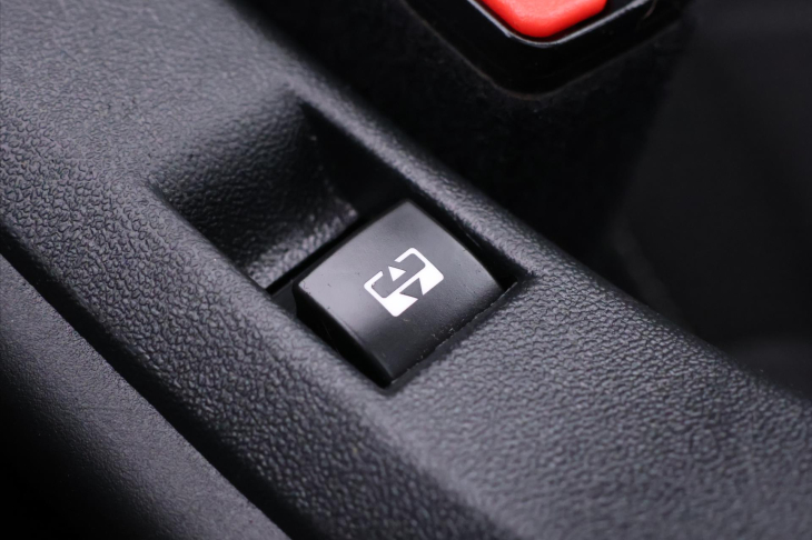 Peugeot 2008 1,2 PT 61kW CZ Klima Panorama