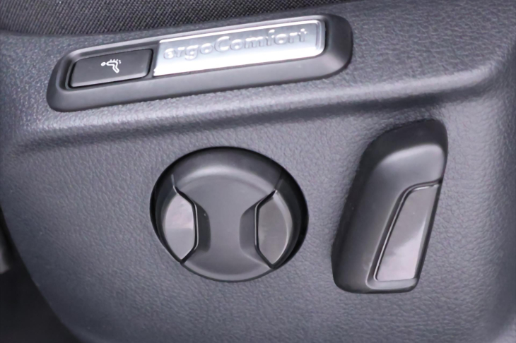 Volkswagen Passat 1,6 TDI DSG Virtual 1.Maj. DPH