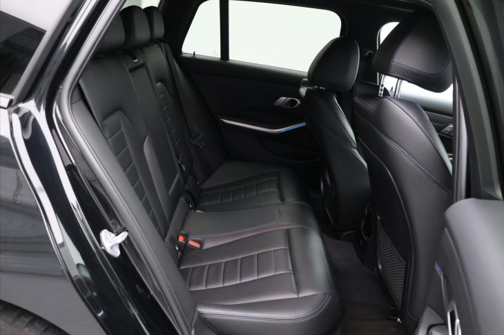 BMW Řada 3 2,0 330e xDrive M-Paket Laser