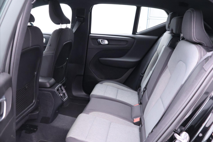 Volvo XC40 2,0 B4 145kW DCT Plus Dark CZ