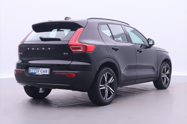 Volvo XC40 2,0 B4 145kW DCT Plus Dark CZ