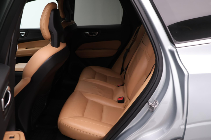 Volvo XC60 2,0 140KW D4 Momentum AWD Auto