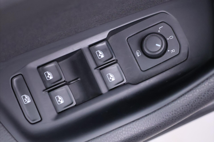 Volkswagen Passat 2,0 TDI DSG Business 1.Maj DPH