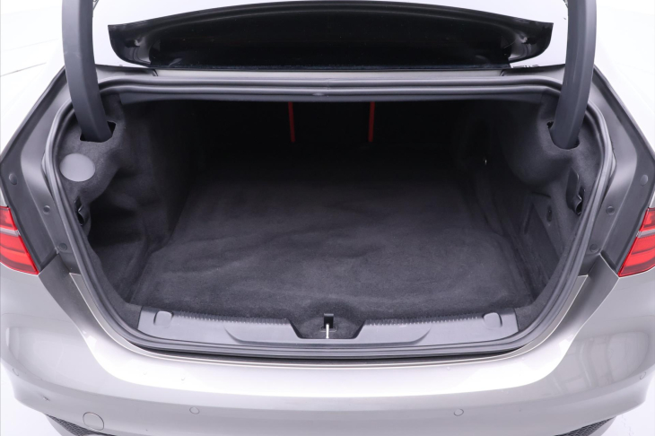 Jaguar XE 2,0 P300 221kW R-Dynamic DPH