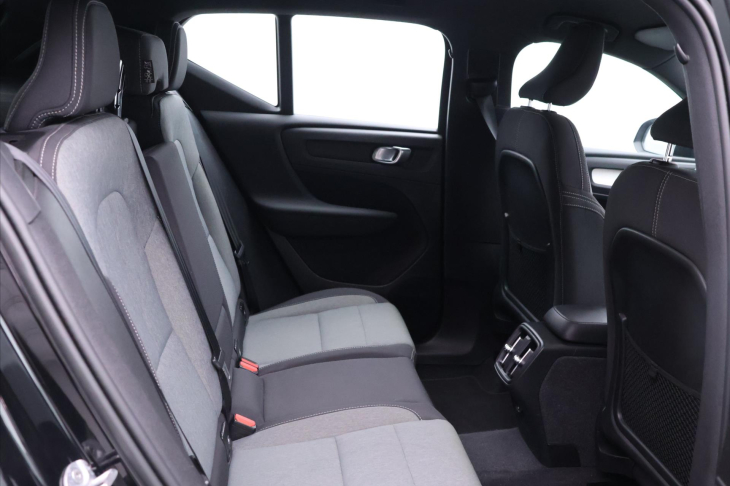 Volvo XC40 2,0 B4 145kW DCT Plus Dark CZ