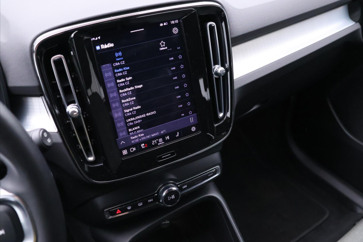 Volvo XC40 2,0 B4 145kW DCT Plus Dark CZ