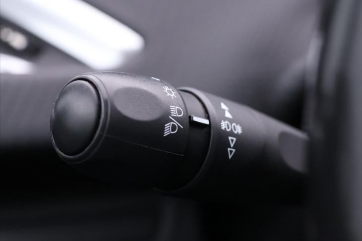 Peugeot 2008 1,2 PT 61kW CZ Klima Panorama