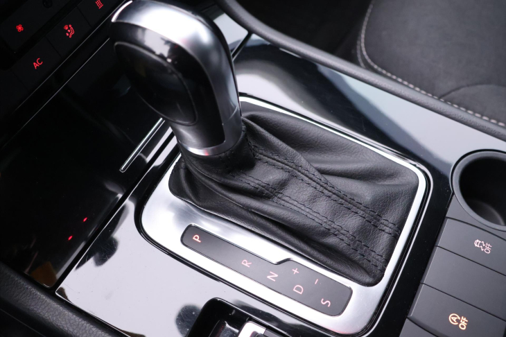 Volkswagen Touareg 3,0 TDI 150kW V6 Kam. Klim. CZ